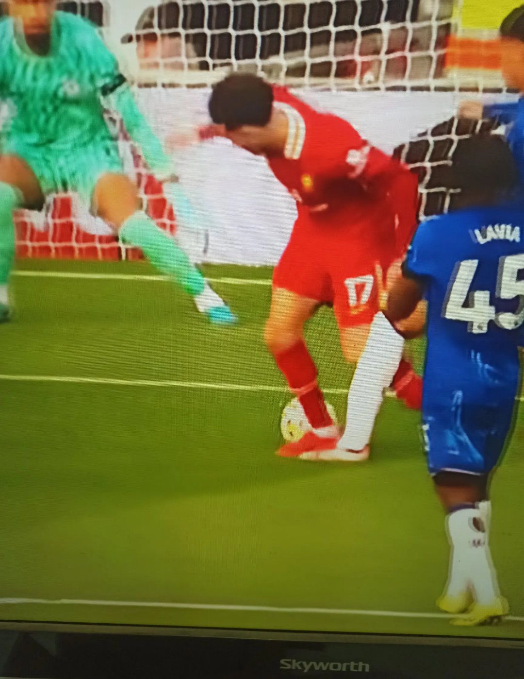 九游娱乐通道-纽卡斯尔发布备战花絮，关键时刻门线救险，国王杯任务艰巨，细节决定成败(纽卡斯尔球衣)